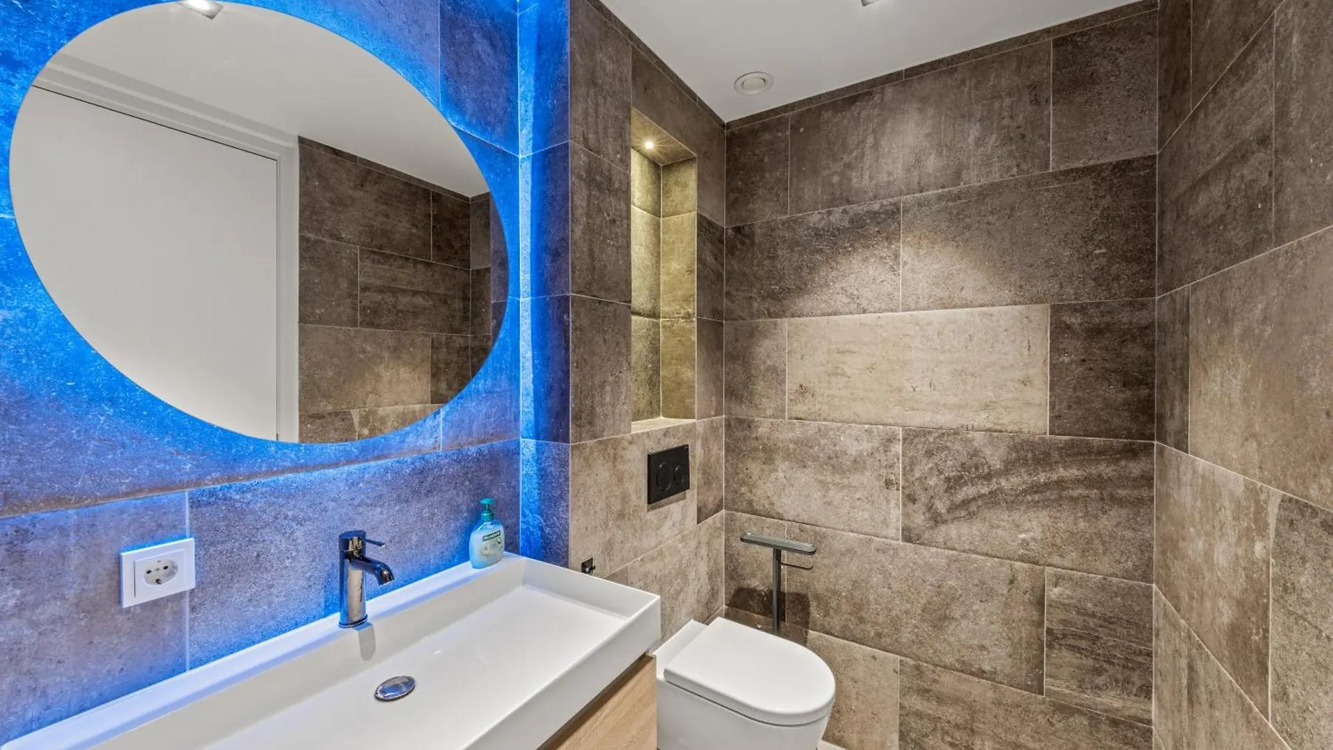 One Mambo 19, Beachfront Apartment Willemstad