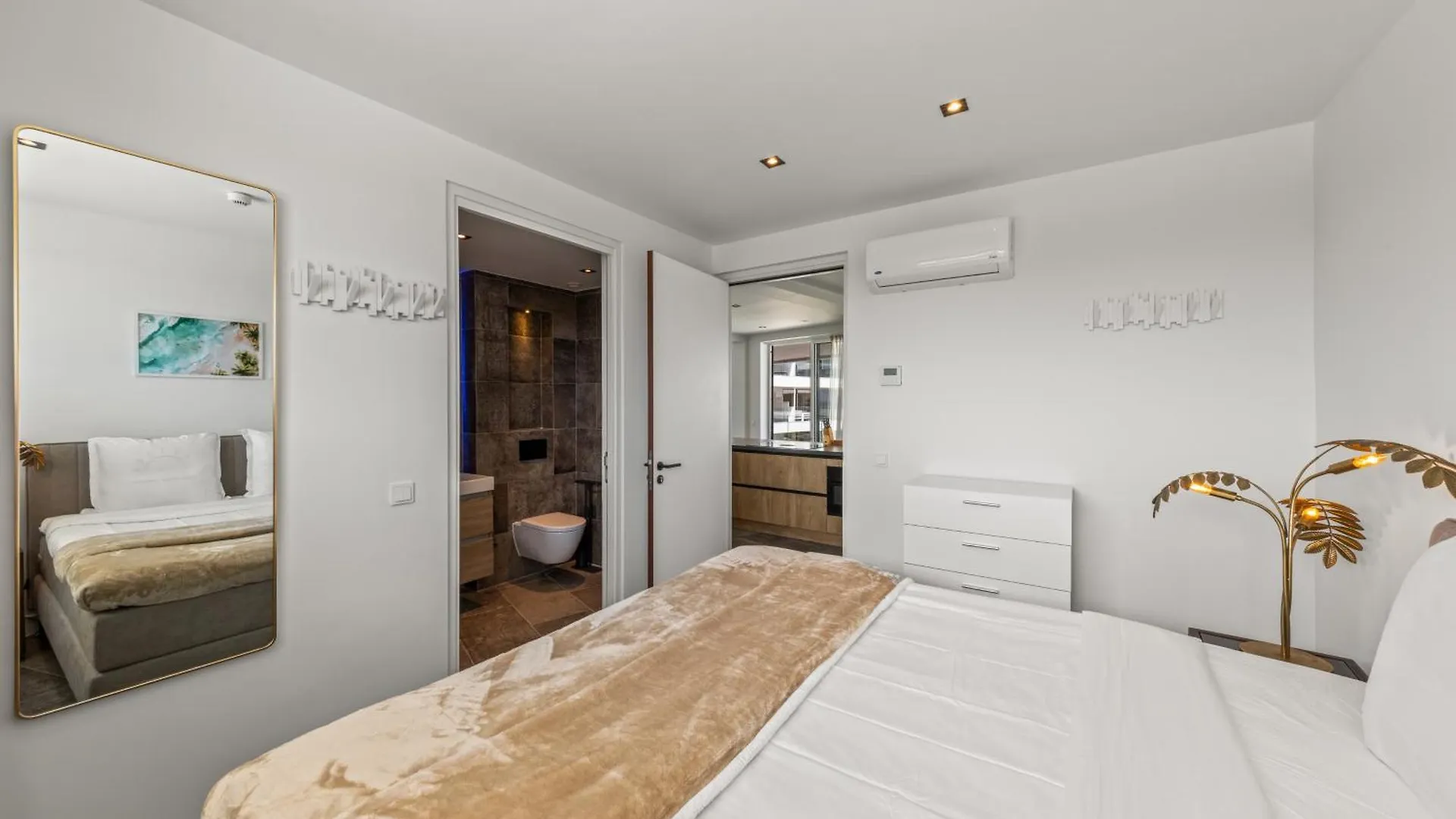 One Mambo 19, Beachfront Apartment Willemstad