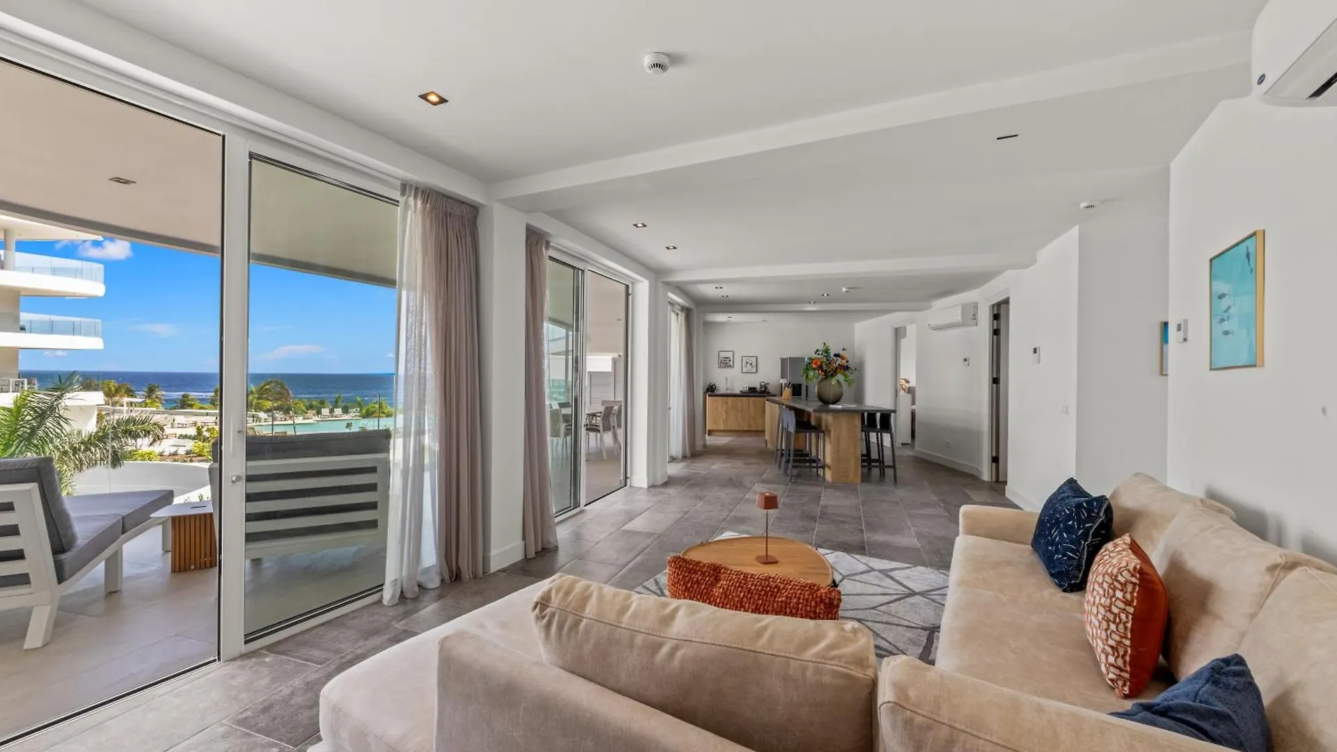One Mambo 19, Beachfront Apartment Willemstad