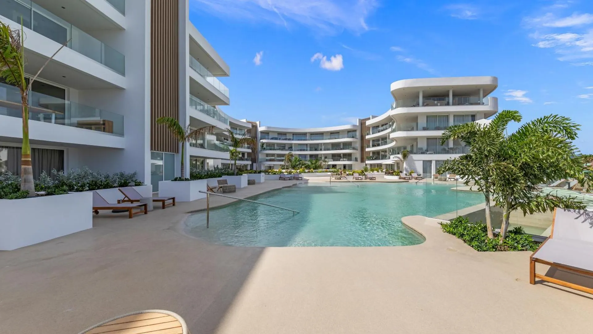 One Mambo 19, Beachfront Apartment Виллемстад