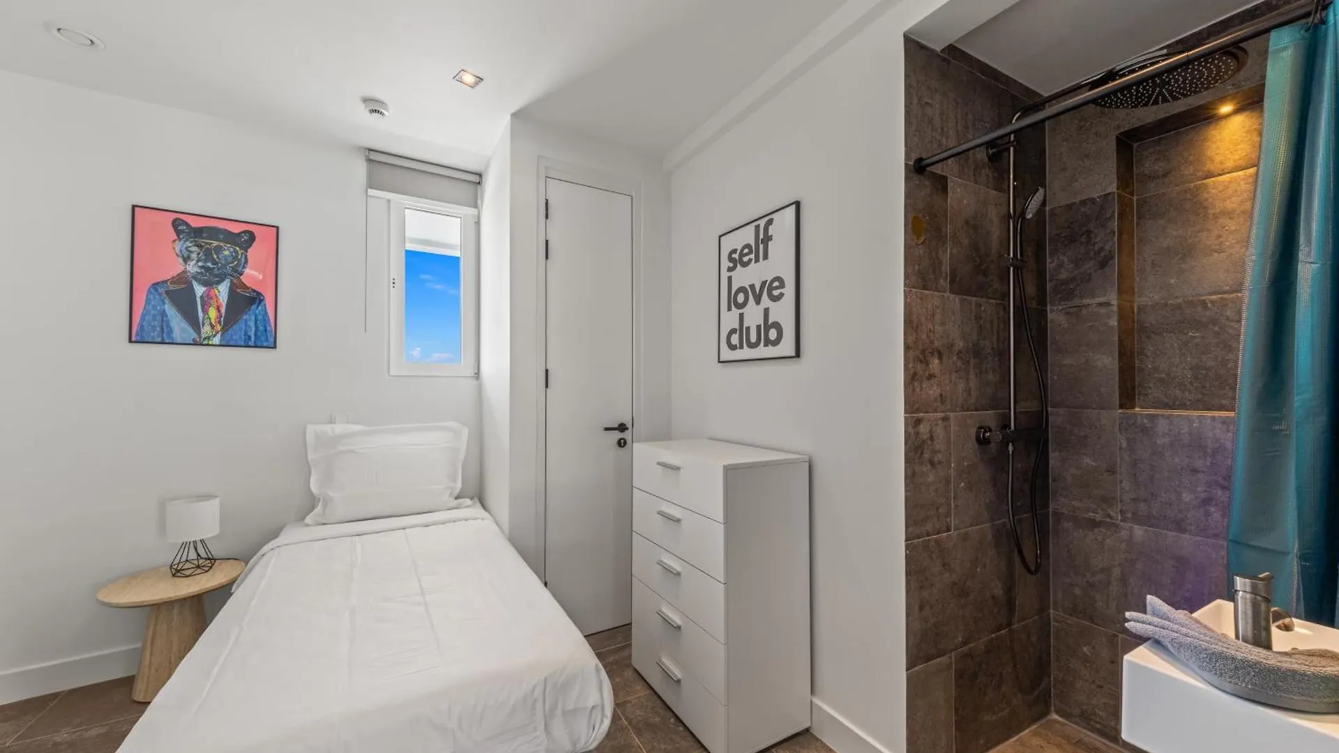 One Mambo 19, Beachfront Apartment Виллемстад