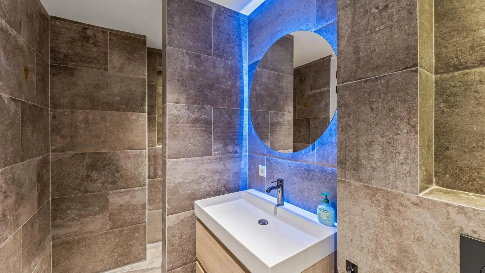 One Mambo 19, Beachfront Apartment Виллемстад