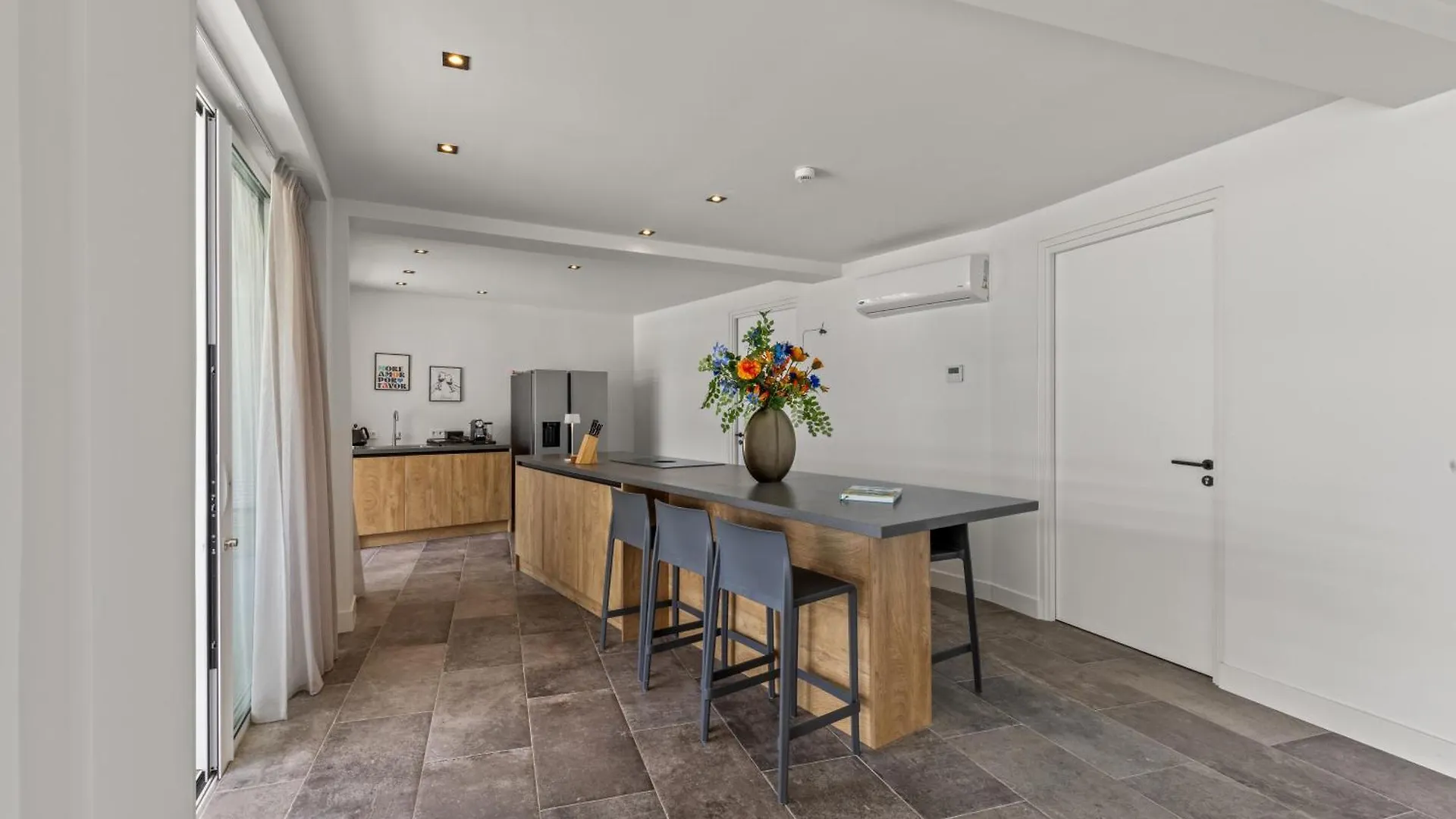 One Mambo 19, Beachfront Apartment Виллемстад