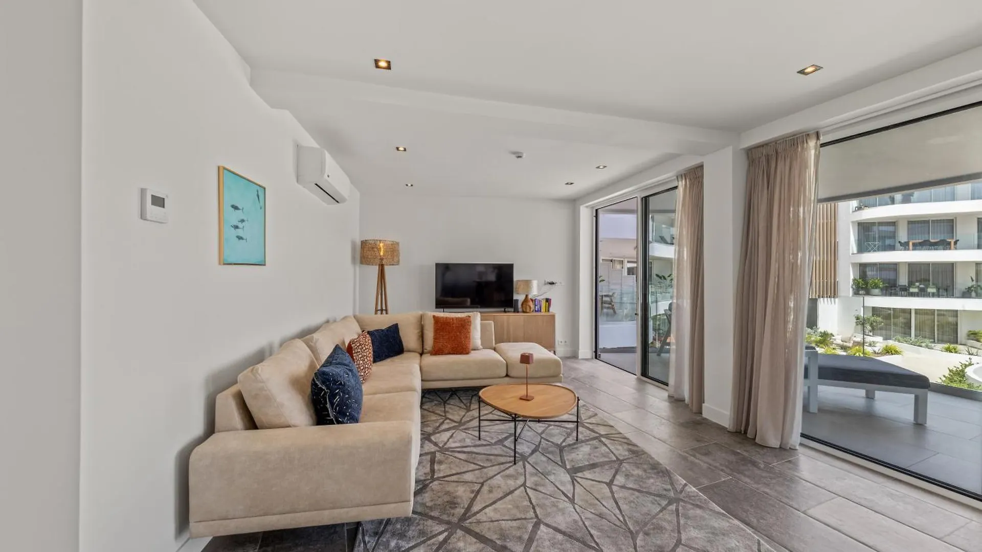 One Mambo 19, Beachfront Apartment Виллемстад