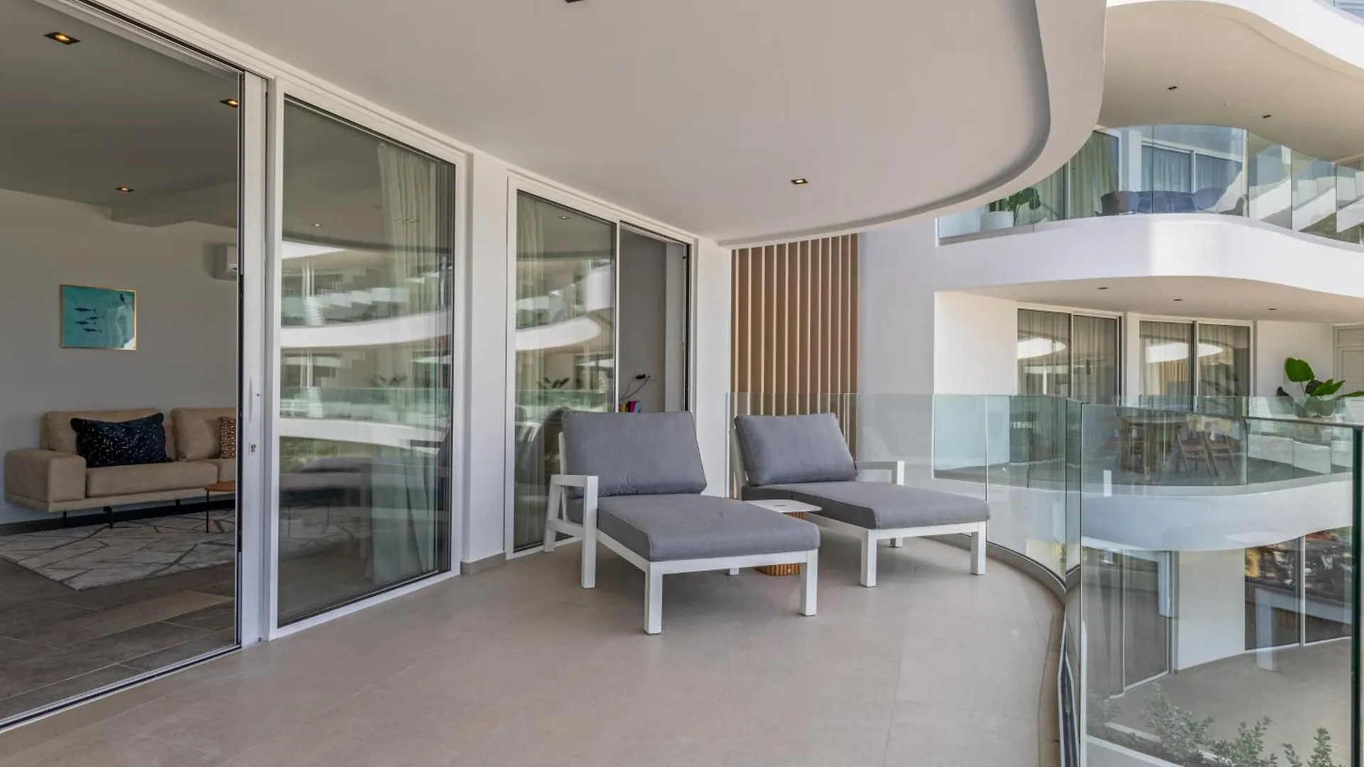 One Mambo 19, Beachfront Apartment Виллемстад