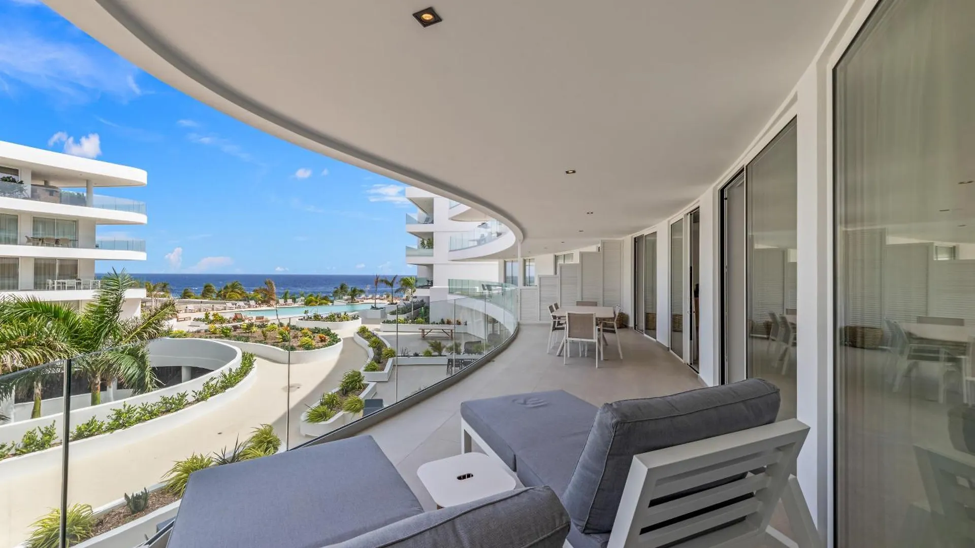 One Mambo 19, Beachfront Apartment Виллемстад